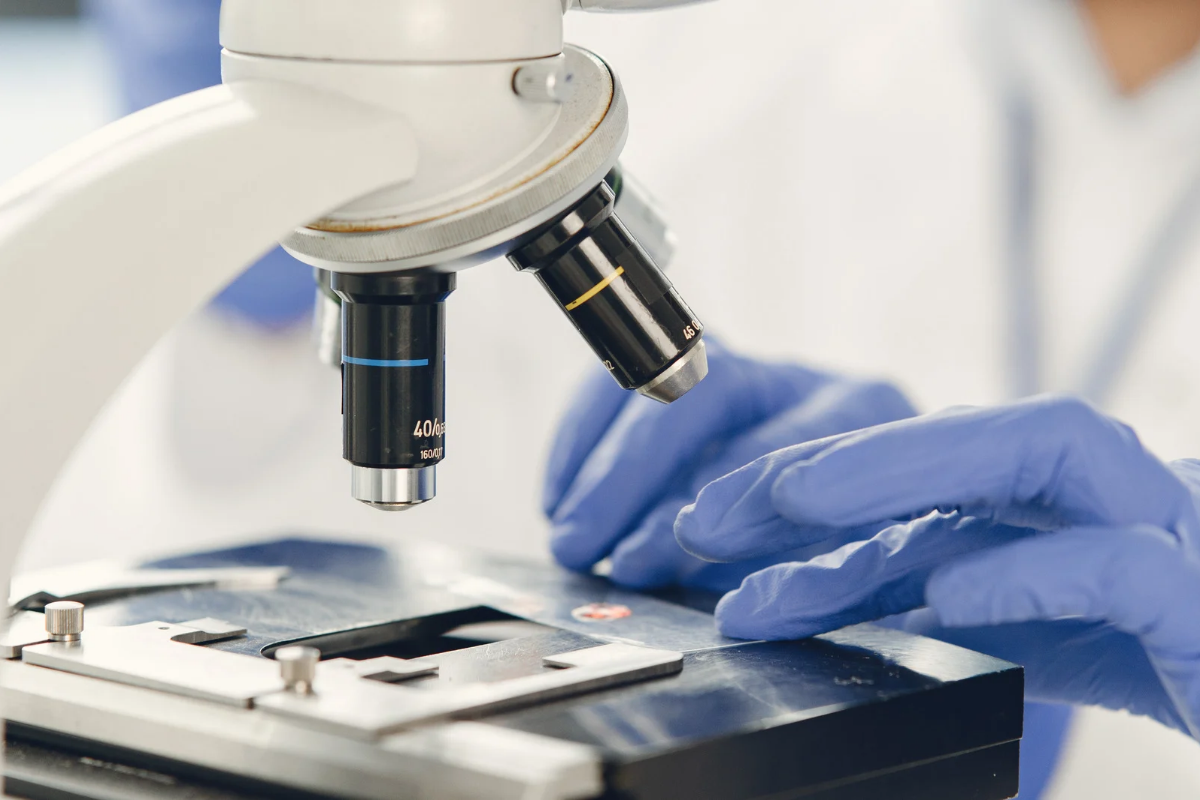 gros plan sur un microscope pour une analyse de laboratoire